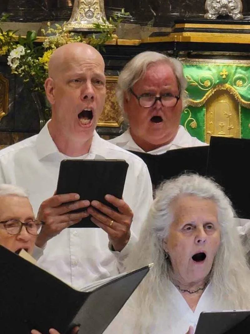 Siskiyou Singers performing in Italy